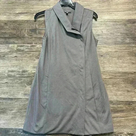 Elegant Grey Sleeveless Dress - Picture 1 of 4